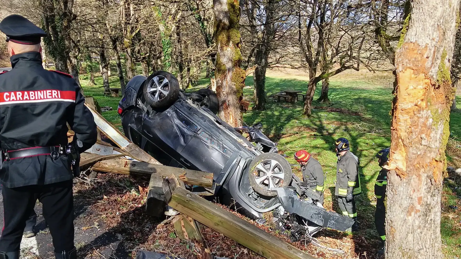 Pescopennataro: auto si ribalta in localita' Rio Verde. Intervengono i Vigili del Fuoco di Isernia.